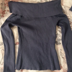 Mörkblå ribbad offshoulder-tröja H&M - Supersnygg mörkblå ribbad tröja från H&M med bred offshoulder-krage. Helt ny men utan prislapp🤍