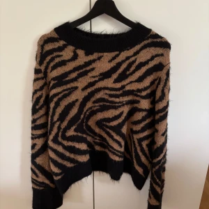 Brun zebramönstrad stickad tröja H&M - Så mysig och söt stickad tröja med brunt zebramönster, skriv vid frågor💘