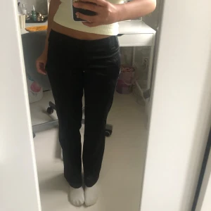 Kostymbyxor - Säljer ett par lågmidjade svarta kostymbyxor från River Island i strl. 32, men känns mer som en 34. Fejkfickor. Midjemått rakt över: 36 cm, Innerbenslängd: 74 cm