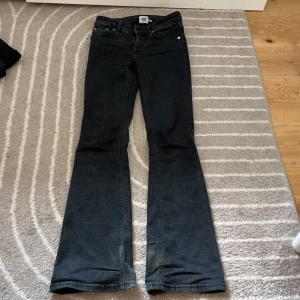 Svarta bootcut jeans från 157 - Svarta jeans med bootcut-modell från 157. benen har lätt slitna, storlek XS, säljer på grund av att jag använder inte dem längre🩷🩷🩷