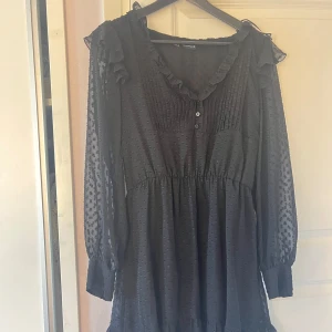 Svart klänning från Zara - Supersöt svart kortklänning från Zara med transparenta långärmar. Kommer ej till användning längre, hör av er vid eventuella frågor❣️