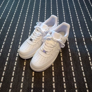 Air force 1  - Säljer ett par stilrena skor till både män och kvinnor och ger den perfekta touchen till din ljusa look. 