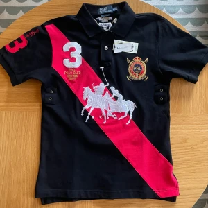 Deadstock vintage Ralph lauren big pony polo - Chief keef style Ralph lauren pikétröja. Vintage deadstock från USA, nytt skick med prislappar på. Storlek medium men passar mer som small eller extra small. Model är 172 och har normalt storlek small. Skulle också passa fint på en kvinna.