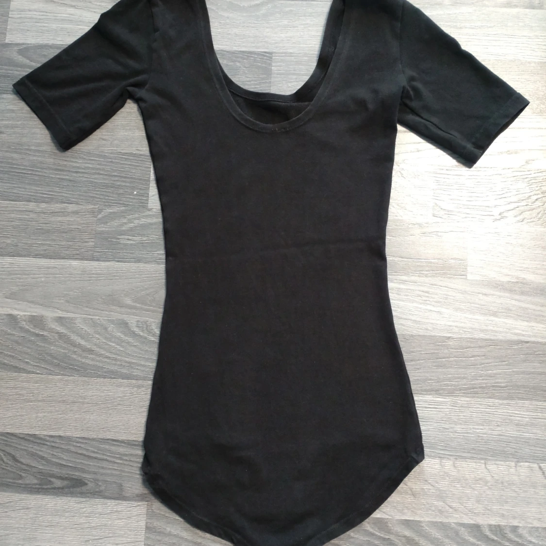 Svart body med guldmönster, skelett från Monki - 2