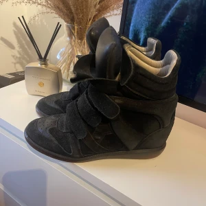 Isabel Marant - Säljer nu mina fina Isabel Marant Beckett leather trainers då dom inte kommer till användning längre!🩷storlek 40 men passar även mig som har 38-39 vanligtvis