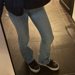 Ljusblå bootcut jeans från Ltb  - Säljer ett par ljusblå jeans med bootcut-modell. Jeansen har klassisk femficksdesign, normal passform och är tillverkade i mjukt denimtyg. Perfekta för dig som gillar en avslappnad men ändå snygg look. W25 l32. Skriv för fler bilder