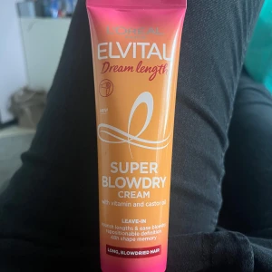 L'Oréal Elvital Super Blowdry Cream - Jag säljer den här ”produkten”. Det är en kräm du lägger i håret innan du fönar. Har använts en gång och där efter inte rörts. Pris kan diskuteras 