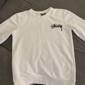 vit stüssy tröja - en jättecool stüssy tjocktröja som tyvärr inte kommer till användning, liten L, kan ej garantera äkthet då jag köpt den second hand :) 