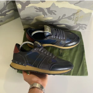 Valentino Rockrunner Skor - Tja, säljer dessa Valentino Rockrunner skor i 9/10 skick, nypris ca 7000kr, säljer för endast 2099kr, använd i 3 månader, du får med en dustbag, vid frågor eller funderingar skicka Pm 📩// Mvh HamWear