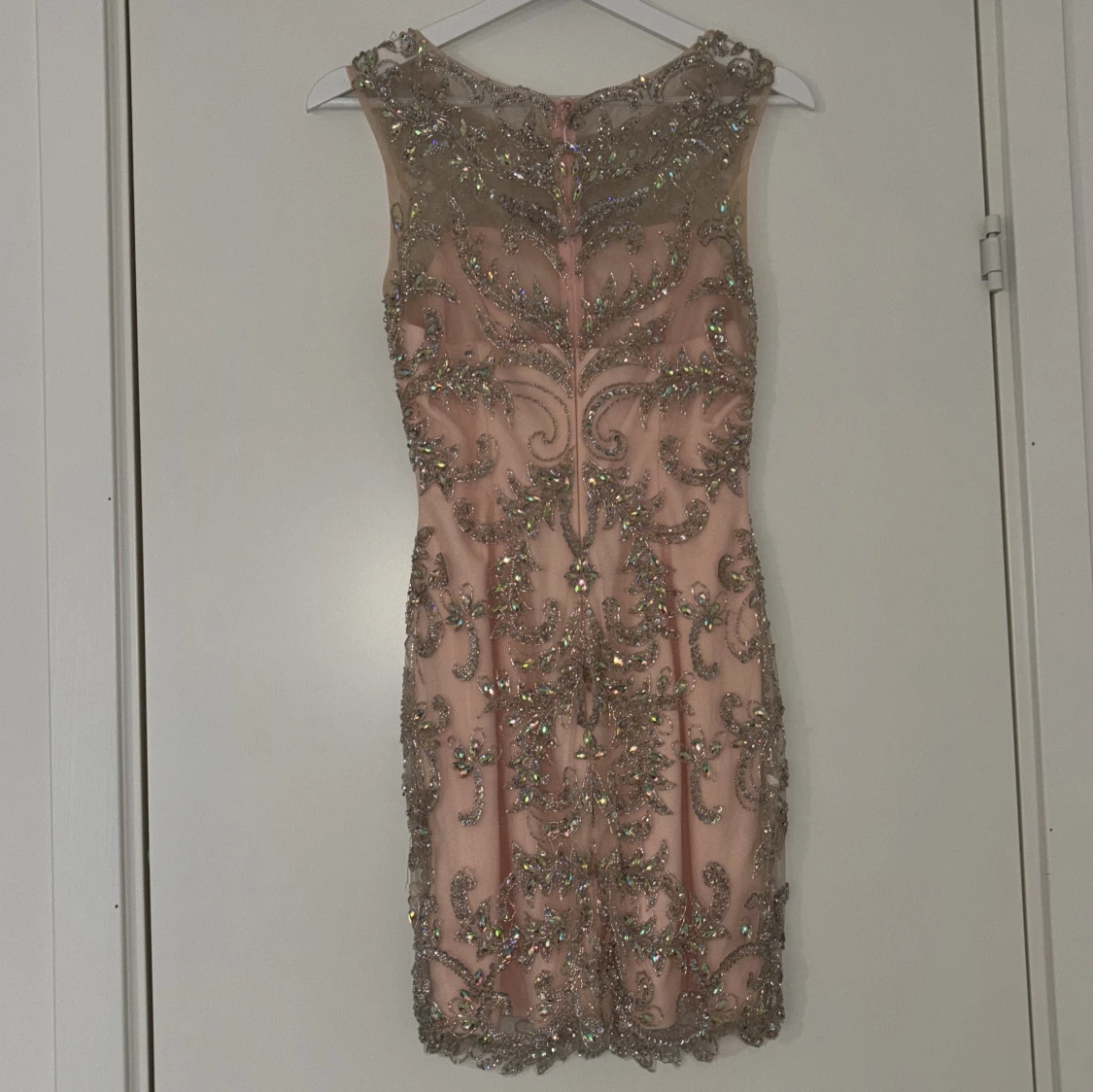 Glittrig aprikosfärgad kortklänning - 1