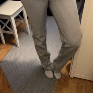 Ljusgråa jeans - Ljusgråa jeans med lite bredare ben. Ungefär straight passform. Passar mig som är 168. Knappt använda 💞