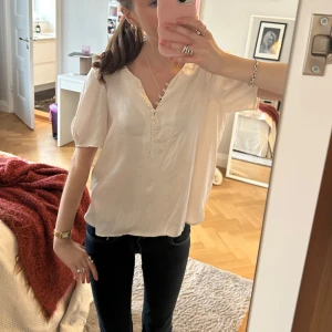 Topp Zadig och Voltaire  - Satin topp från Zadig och Voltaire🩷 fått i present men säljer då jag har liknade🫶🏻 liten defekt på tyget men inget som märks🩷
