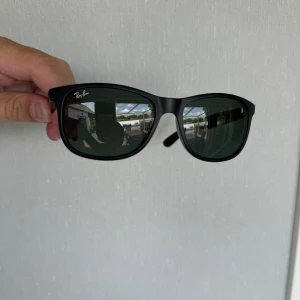 Svarta Ray-Ban  solglasögon - Snygga svarta Ray-Ban Andy RB4202 solglasögon med klassisk matt båge och mörka glas. 