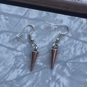 Silverörhänge med en nit  - Silverörhänge med en nit på, 50kr för ett par💕