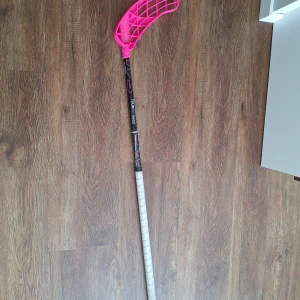 Salming Tourlite Aero 96cm F27 Right Innebandyklubba - Säljer en innebandyklubba 96 cm från Salming, modell KH Tourlite Aero med 27 flex, klubban är för rightare. Klubban har ett rosa Q5 blad på. Grepplindan är sliten så skickar med en ny grepplinda! Klubben finns i Karlstad och kan fraktas.