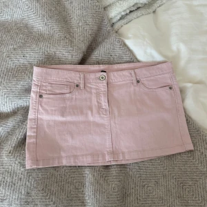 Rosa minikjol - Såå söt🩷🩷🩷 midjemått tvärs över är 42cm! Står storlek 42 men tycker att den sitter fint på mig som brukar ha M i kjolar!