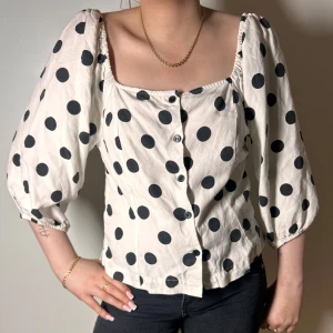 Prickig topp blus med knappar och ballongärmar  - Superin prickig topp. Storlek s, kan nog även passa en m. Köp sker via köp nu, jag postar inom 24h. Kvar tills markerad såld 