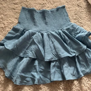 Blå volangkjol med smock - Supersöt blå kortkjol