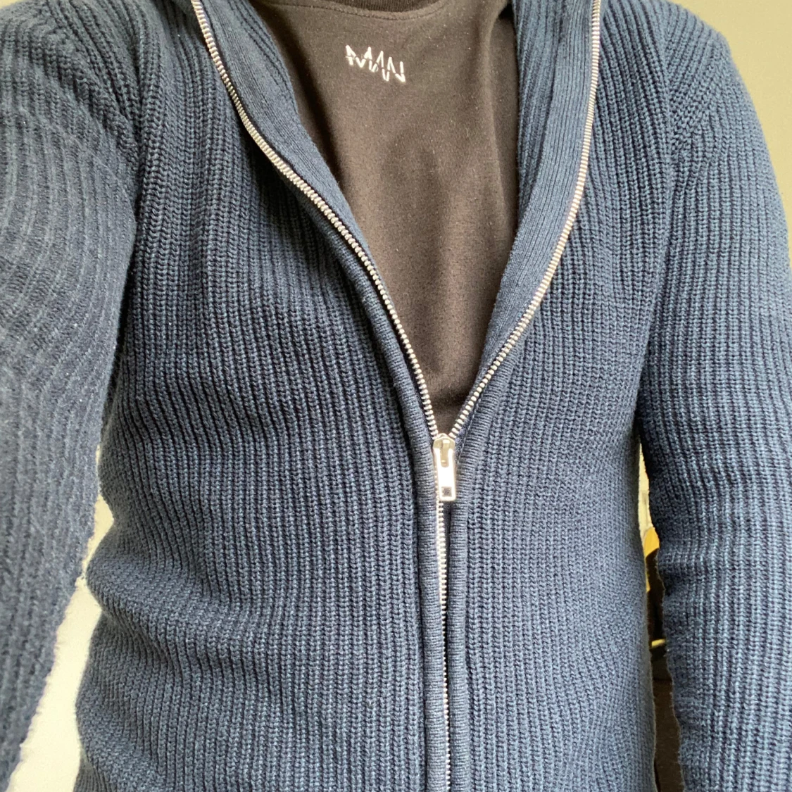 Mörkblå stickad kofta med dragkedja - 1