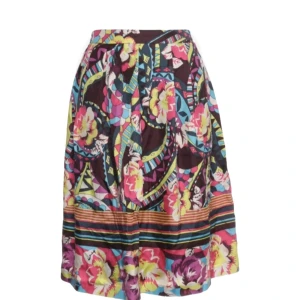 Färgglad blommig sidenkjol från Escada - Superfin långkjol i 100% siden från Escada med färgstarkt blommigt mönster i rosa, gul, blå och lila. Kjolen har dragkedja i sidan och coola ränder längst ner. Perfekt för dig som vill sticka ut med en unik och livlig look.