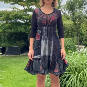 Mönstrad klänning  - Unik kortklänning från Desigual med svart bas, röda och grå detaljer samt coola tryck och broderier. Lite punkig i sin stil eller perfekt till dig som vill channel din inre Lorelai Gilmore!  Hör gärna av dig för fler bilder/frågor! ☀️😁🌸