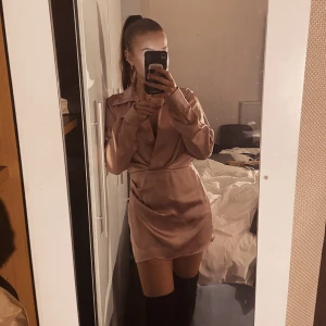 Klänning i sidenimitation  - Köpt på Zara i London. (Inte strykit den på bilderna) Mycket bra skick utöver utöver små defekter som syns på bild 4 och 5 i form av tråd som rispats upp, tycker ej man tänker på det.  Skriv om du vill köpa annat på min sida så kan du få paketpris och slippa betala dubbelfrakt.