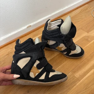 Isabel Marant skor - Kilklack isabel marant skor, väldigt bra skick storlek 36 (endast skor medföljer i köpet)