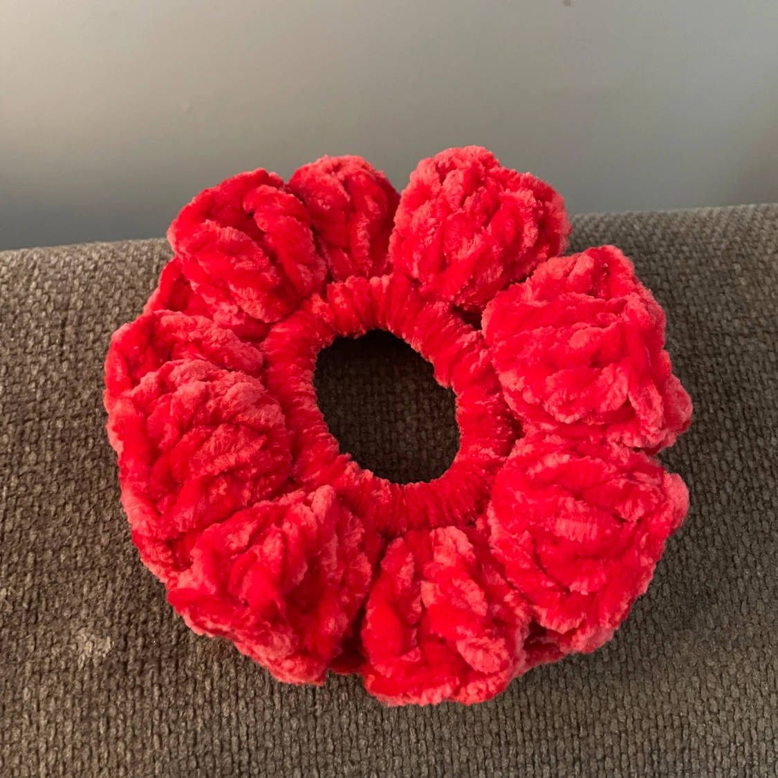 Röd fluffig scrunchie i sammet