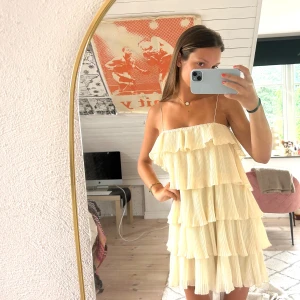 Gul volang klänning  - Perfekt sommarklänning , jätte bra skick !! 😍💛💛