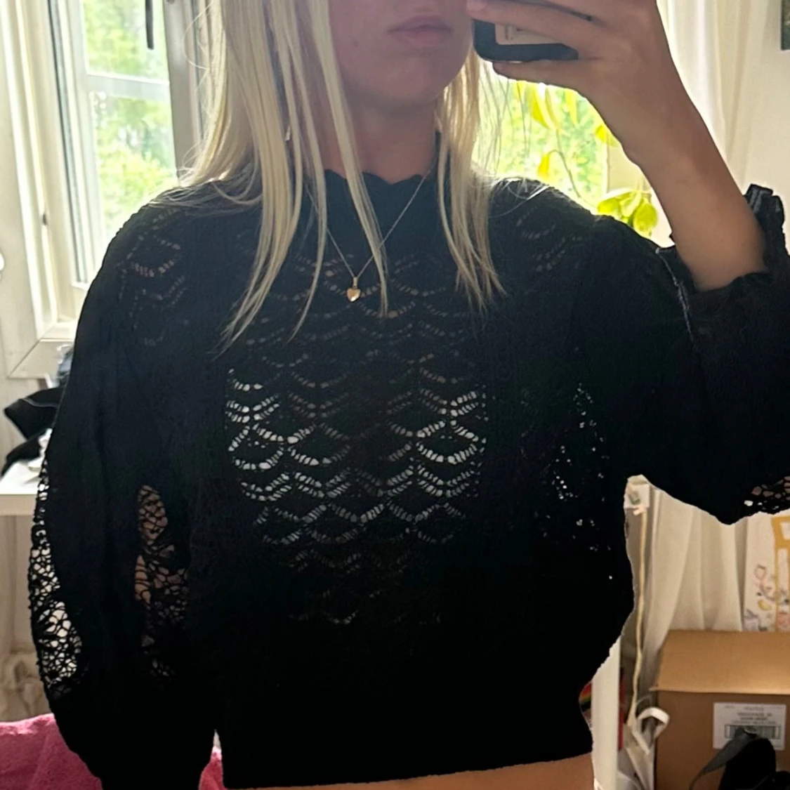 Svart stickad blus med volangkrage - 1