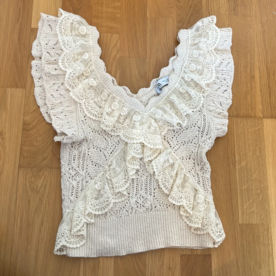 Benvit spetsblus från Zara med volang - 1