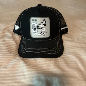 Keps Capslab Mickey Mouse - Säljer nu min capslab keps då jag nästan aldrig använt den. Inga fläckar eller andra skavanker finns på den.
