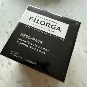Filorga Meso-Mask ansiktsmask - Filorga Meso-Mask är en lyxig ansiktsmask som ger glow och jämnar ut huden. Masken innehåller hyaluronsyra, vitaminer och aminosyror för att boosta fukt och lyster. Passar dig som vill ha en mjuk, återfuktad och strålande hud. Kommer i orginalförpackning helt oplomberad. (Fått som gåva, vill inte ha kvar)