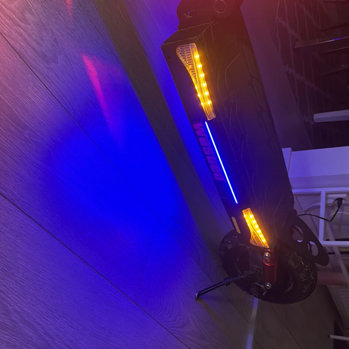 Den åker 45km/h och har väldigt bra stötdämpare. Enda problemet är att den har ingen backlampa. Gbg   - 4