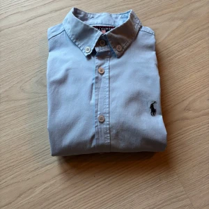 Ljusblå skjorta från Ralph Lauren - Halloj! Säljer denna stilrena skjortan från Raulph Lauren. Den har storlek S och skicka vid minsta fundering! Den har väldigt bra skick och ny kostar ungefär 1100 kr🤩