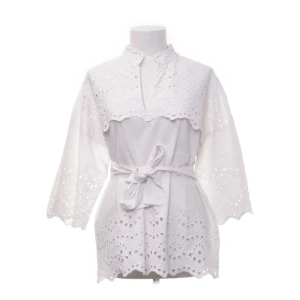 Vit tröja med knytband - Superfin vit skjorta med broderade spetsdetaljer och hålmönster. Skjortan har trekvartsärmar, v-ringning och ett brett knytband i midjan för en snygg siluett. Perfekt för dig som gillar romantiska och luftiga plagg med extra detaljer.