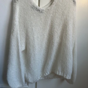 Vit stickad tröja - Säljer denna supersöta vita tröja i storlek S. Skriv för fler bilder eller vid frågor. 