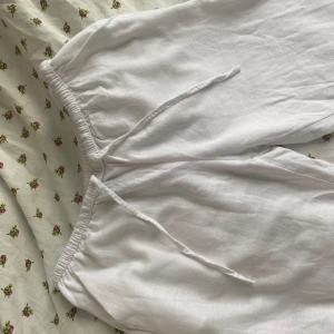 Linnebyxor - Fina linnebyxor från h&m i storlek xs. Jag säljer då de är alldeles för korta på mig som är 175 lång, tror att de skulle passa mycket bättre på någon runt 160 cm❤️ Byxorna har bra kvalitet förutom svaga fläckar på vänstra benet (sista bilden)