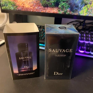 Sauvage Eau de Parfum från Dior - Säljer en 100 ml flaska av Sauvage Eau de Parfum från Dior. Denna parfym har en intensiv och fräsch doftprofil som passar perfekt för den moderna mannen. Flaskan är elegant och stilren, vilket gör den till en perfekt present eller tillägg till din egen samling. Säljer pågrund av att 30 dagars returen är över. Den är helt oöppnad, kom gärna med frågor och prisförslag.