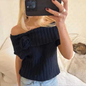 Off shoulder tröja - Superfin off shoulder tröja i 25% mohair och 25% ull. Står ingen storlek men den sitter lite oversized på mig som vanligtvis har storlek S. Blomman går att ta bort om man inte vill ha den💘