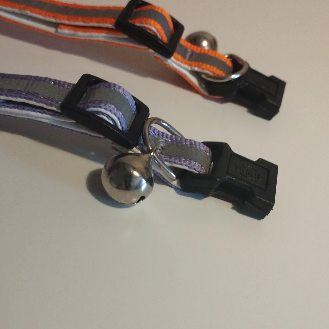 Två randiga halsband med bjällra - 1