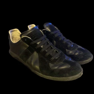 Maison Margiela GAT - Riktigt snygga och fräscha Maison Margiela GATS. Mycket bra skick, låda tillkommer. Storlek 44. Hör av dig för fler bilder eller funderingar!