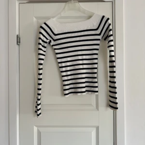Randig ribbad tröja - Snygg och stilren randig tröja med långa ärmar. Den är ribbad och har en klassisk svart och vit färgkombination. Perfekt för en chic och avslappnad look. Kan bäras med båtringning eller off shoulder💕