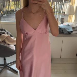 Rosa balklänning från ByStina - Rosa fin balklänning från BYStina i storlek XS och den längre modellen. ENDAST PROVAD och köpt på plick där den endast också är provad modellen ”Sophie dress” Ny pris 1395 kr