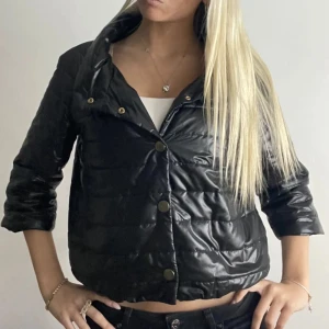 Herno liknande  - Super fin herno liknande trekvarts jacka. Storlek S, kom privat vid fler funderingar. Använd gärna köp nu!! 🙌🙌