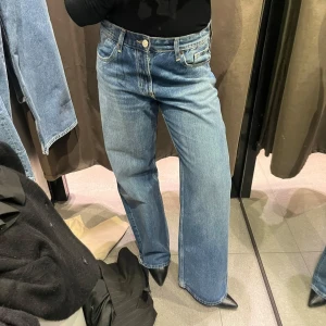 Blåa vida jeans - Skitsnygga baggy jeans som sitter väldigt snyggt på och är långa i modellen så snyggt med klack! 🫶🏼