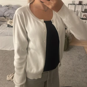 Vit kofta - En vanlig vit kofta som inte kommer till användning❤️