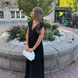 Balklänning  - Säljer nu min så så fina balklänning från Lulus. Den är i jätte fint skick då den endast är använd en gång! Bara att skriva vid frågor!