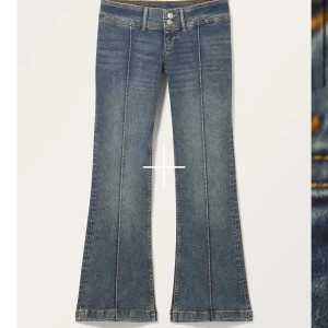 Blå bootcut jeans - Super snygga low waist jeans från monki med lite annan design, väldigt bra skick. Skriv för frågor💗nypris 500 