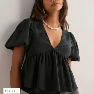 Svart blus - Jättefin svart blus ifrån Nelly, aldrig använd då den var lite liten för mig